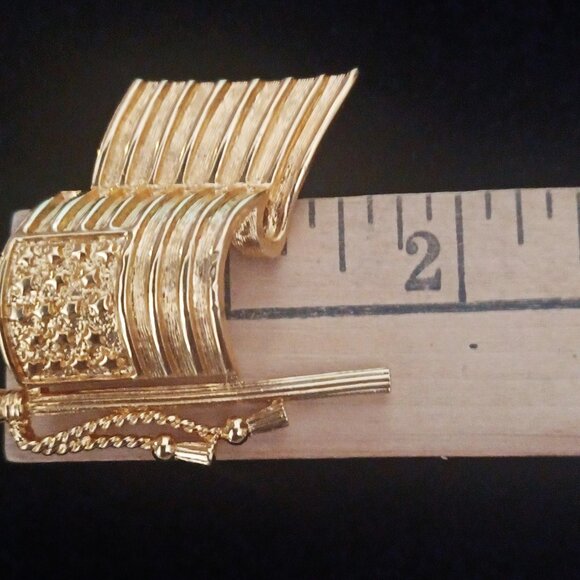 Vintage Napier Gold American Flag Brooch - signed - Picture 3 of 4